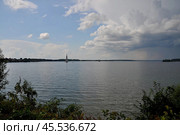 Угличское водохранилище с затопленной колокольней и с надвигающимися тучами дождя. Калязин, Тверской область (2024 год). Редакционное фото, фотограф Вера Смолянинова / Фотобанк Лори