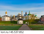 Город Сергиев Посад. Панорама Троице-Сергиевой лавры. Вид со стороны реки Кончура. (2024 год). Редакционное фото, фотограф Зобков Юрий / Фотобанк Лори