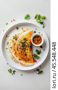Пикантная индийская доса и чатни на белом фоне - вид сверху на вкусное весеннее блюдо. Стоковое AI-изображение, AI-художник ФотоИнтеллект / Фотобанк Лори