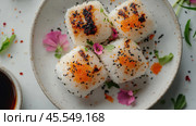 Вид сверху на жареные рисовые шарики с кунжутом и цветочным декором на белом фоне. Стоковое AI-изображение, AI-художник ФотоИнтеллект / Фотобанк Лори