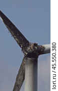Burned damaged wind turbine against blue sky. Стоковое видео, видеограф Михаил Коханчиков / Фотобанк Лори