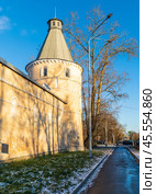 View of the fortress wall of Pokrovsky town from Sapernaya Street, Sofia district, Pushkin city (Tsarskoye Selo), St. Petersburg, Russia. The architect is V.A. Pokrovsky.. Стоковое фото, фотограф Михаил Аккуратoв / Фотобанк Лори