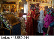 31.08.2023, Москва. Храм святых мучеников Флора и Лавра на Зацепе. Архиерейское Богослужение в честь Престольного праздника святых мучеников Флора и Лавра. Епископ Павлово-Посадский, викарий Святейшего Патриарха Московского и всея Руси Силуан проводит обряд причащения прихожан. Редакционное фото, фотограф Дмитрий Киселёв / Фотобанк Лори
