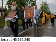 30. 06. 2023, Московская область, посёлок Шувое. Шувойско-Губинския крестный ход с Чудотворной иконой. Мужчины-члены старообрядческой общины несут иконы во время Крестного хода. Редакционное фото, фотограф Дмитрий Киселёв / Фотобанк Лори