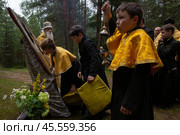 30. 06. 2023, Московская область, посёлок Шувое. Шувойско-Губинския крестный ход с Чудотворной иконой. Мальчик целует икону. Редакционное фото, фотограф Дмитрий Киселёв / Фотобанк Лори
