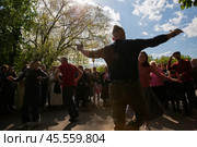 09.05.2023, Москва, Парк Горького, День Победы. Люди зажигательно танцуют и радуются празднику. Редакционное фото, фотограф Дмитрий Киселёв / Фотобанк Лори