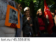 09.05.2023, Москва, Парк Горького, День Победы. Девушка в пилотке с красным флагом в руках. Редакционное фото, фотограф Дмитрий Киселёв / Фотобанк Лори