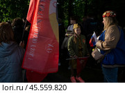 09.05.2023, Москва, Парк Горького, День Победы. Маленькая девочка в пилотке и с флажком. Редакционное фото, фотограф Дмитрий Киселёв / Фотобанк Лори