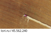 Top view of combine on harvest field. Стоковое видео, видеограф Михаил Коханчиков / Фотобанк Лори