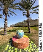 Urban sculpture in Ashdod park. Circular bench with a globe in the center in mosaic technique. Редакционное фото, фотограф Irina Opachevsky / Фотобанк Лори
