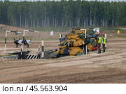 ALABINO, RUSSIA - AUGUST 19, 2022: Tank T-72B3  overcomes moat obstacles. Tank biathlon, International War Games. Редакционное фото, фотограф Виктор Карасев / Фотобанк Лори