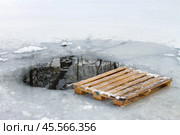 Wooden pallet Euro pallet next to the swimming hole Epiphany walruses. Стоковое фото, фотограф Зарифа Арсланова / Фотобанк Лори