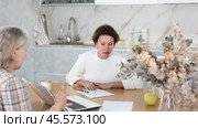 Real estate insurance agent advises a woman apartment owner. Стоковое видео, видеограф Яков Филимонов / Фотобанк Лори