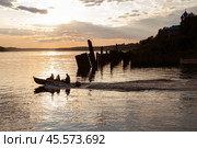 Лодка с пассажирами отчаливает от берега. Стоковое фото, фотограф Дмитрий Киселёв / Фотобанк Лори