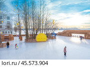 Открытый панорамный каток «У моря» в пространстве «Севкабель Порт». Санкт-Петербург (2021 год). Редакционное фото, фотограф Ольга Визави / Фотобанк Лори