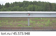 Metal, barrier, fence, road, repair, reflectors, металлическое, барьерное, ограждение, ремонт, дороги. Стоковое видео, видеограф Опока Алексей / Фотобанк Лори