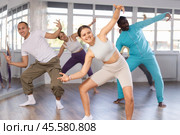 European girl with team of like-minded multinational people learn to elements of electro dance. Стоковое фото, фотограф Яков Филимонов / Фотобанк Лори