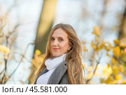 Portrait of a pretty young woman with light brown hair. Beautiful woman in an autumn park against a background of yellow foliage. Fall season. Стоковое фото, фотограф Андрей Степанов / Фотобанк Лори