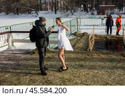 Люди купаются в проруби на праздник Крещения в Воронцовском парке, Москва (2022 год)./ Epiphany bathing in the ice hole in the Vorontsovo estate, Moscow. Редакционное фото, фотограф Iva Noel / Фотобанк Лори