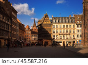 Cathedral Square in old sity. View of traditional half - timbered house Kammerzell - most famous secular building in Strasbourg . Alsace, France. (2017 год). Редакционное фото, фотограф KOSIM / Фотобанк Лори