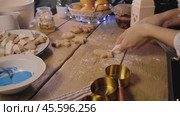 Pastry chef creates New Year's gingerbread cookies, decorating them in various shapes and adding a unique flavor by applying glaze. Стоковое видео, видеограф Strunov David / Фотобанк Лори