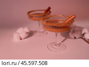 Тёплый коктейль с карамелью, бренди, сахарной кромкой и палочкой корицы. Стоковое фото, фотограф Anna Leeva / Фотобанк Лори