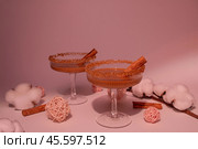 Тёплый коктейль с карамелью, бренди, сахарной кромкой и палочкой корицы. Стоковое фото, фотограф Anna Leeva / Фотобанк Лори