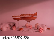 Тёплый коктейль с карамелью, бренди, сахарной кромкой и палочкой корицы. Стоковое фото, фотограф Anna Leeva / Фотобанк Лори