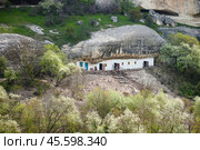 Жилой дом в пещере, скалы в районе Бахчисарая (Крым) (2010 год). Стоковое фото, фотограф Snezka / Фотобанк Лори