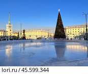 ANGARSK, IRKUTSK REGION, RUSSIA - December 01, 2024: Preparations for New Year and Christmas holidays. Skating rink on central square near beautiful Christmas tree and Ice town with ice sculptures. Редакционное фото, фотограф Виктория Катьянова / Фотобанк Лори