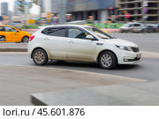 Side view of white dusty Kia Rio Third generation. Fast moving Kia K2 hatchback on the street. Vehicle driving along the street in city with blurred background. (2021 год). Редакционное фото, фотограф Константин Григорьев / Фотобанк Лори