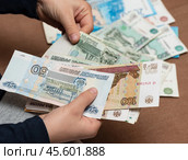 Парень подсчитывает российские банкноты. Стоковое фото, фотограф Игорь Низов / Фотобанк Лори