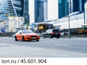 Fast moving orange sports car on the city road. BMW 640I xDrive on the city street in motion (2021 год). Редакционное фото, фотограф Константин Григорьев / Фотобанк Лори