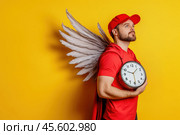 Курьер с крыльями и часами. Стоковое AI-изображение, AI-художник Александр Жуков / Фотобанк Лори