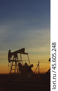 Many working oil pumps silhouette against sunset. Стоковое видео, видеограф Михаил Коханчиков / Фотобанк Лори