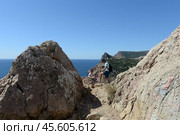 Туристы на горе Кастрон, Балаклава, Крым, Россия (2021 год). Редакционное фото, фотограф Free Wind / Фотобанк Лори