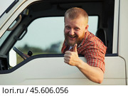 Driver shows that it all okay. Стоковое фото, фотограф Дмитрий Киселёв / Фотобанк Лори