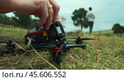 Preparing DIY FPV Drone for Takeoff on Grass. Стоковое видео, видеограф Поскребышев Михаил / Фотобанк Лори