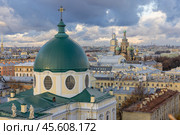Крыши Спаса на Крови, католической базилики Святой Екатерины Александрийской, Петропавловского собора в Санкт-Петербурге. Редакционное фото, фотограф Юрий Шурчков / Фотобанк Лори