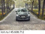 Легковой автомобиль попал в весенний снегопад. Стоковое фото, фотограф Юрий Шурчков / Фотобанк Лори