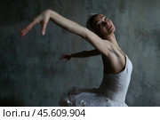 Slender ballerina in the image of Odette from Pyotr Tchaikovsky's ballet "Swan Lake" Стоковое фото, фотограф Дмитрий Киселёв / Фотобанк Лори
