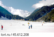 BANSKO, BULGARIA - FEBRAURY 22, 2024: people skiing on alpine skis in mountains in ski resort Bansko. Редакционное фото, фотограф ИВА Афонская / Фотобанк Лори