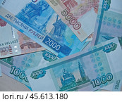 Банкноты Российской Федерации разной номинальной стоимости (2020 год). Редакционное фото, фотограф Сергей Елизарьев / Фотобанк Лори