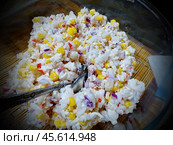 Салат крабовый классический с кукурузой и рисом. Приятного аппетита! Стоковое фото, фотограф Сергей Елизарьев / Фотобанк Лори