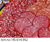 Мясная тарелка или ассорти – это красивая подача колбасок, мяса, приготовленного разными способами, буженины и других деликатесов. Стоковое фото, фотограф Сергей Елизарьев / Фотобанк Лори
