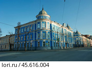 Город Пермь. Дом Тупицыных в Перми — особняк на перекрёстке улиц Петропавловской и 25-го Октября, памятник градостроительства и архитектуры[ (2020 год). Редакционное фото, фотограф Юрий Карачев / Фотобанк Лори