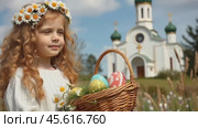 Easter. A girl with a basket of painted eggs in the basket on the background of the Orthodox Church. Easter video. Video 4K. Стоковое AI-видео, аниматор Оксана Медведева / Фотобанк Лори