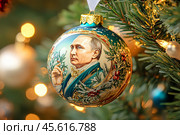 Елочный шар с портретом президента Российской Федерации Владимира Путина. Редакционное AI-изображение, AI-художник Щеголева Ольга / Фотобанк Лори