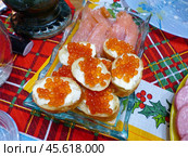 Бутерброды с красной икрой и семга. Красивая и оригинальная закуска для праздничного стола. Приятного аппетита! Стоковое фото, фотограф Сергей Елизарьев / Фотобанк Лори