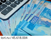 Банкноты Российской Федерации 2 000 рублей. Введена в оборот 12 октября 2017 года. (2018 год). Редакционное фото, фотограф Сергей Елизарьев / Фотобанк Лори